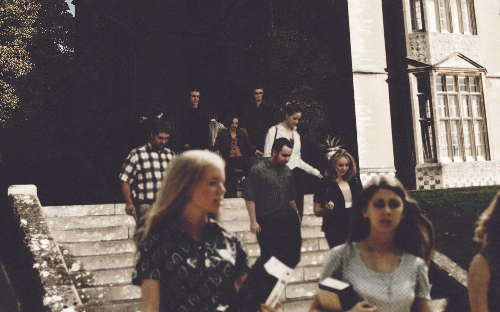 Xavier đã mở trường nội trú tư với một chương trình bí mật: đảm bảo cho những thanh thiếu niên đột biến có một thiên đường để học tập và phát triển năng lực. Ngôi trường của ông là một nơi an toàn cho việc giáo dục người đột biến.