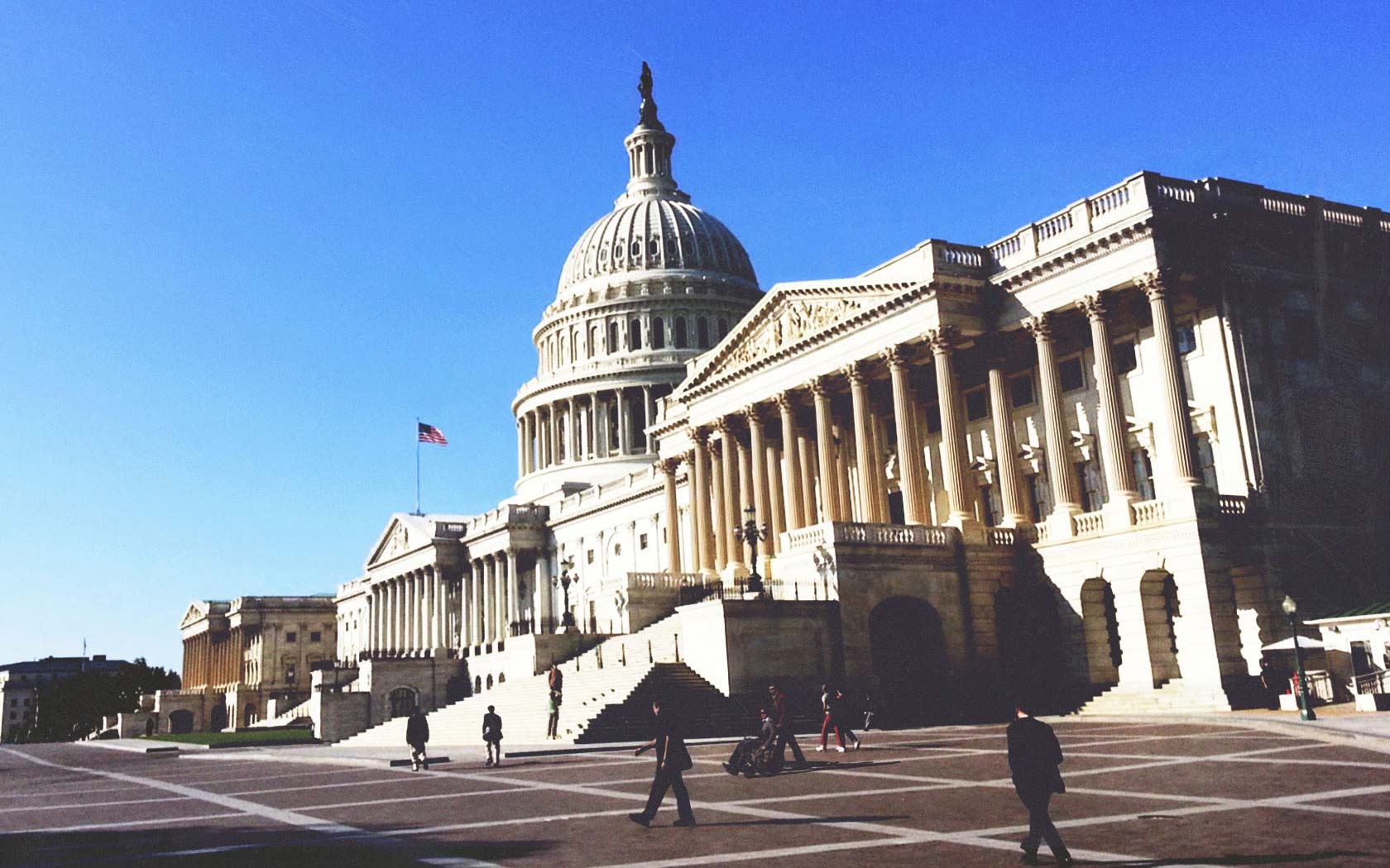 Trong lần trình diện trước Hạ viện Hoa Kỳ tại một cuộc họp kín, Giáo sư Xavier đã kêu gọi các chính trị gia tại nước Mỹ chấp thuận những quyền cơ bản cho người độ biến, trong đó có quyền bình đẳng và quyền riêng tư.