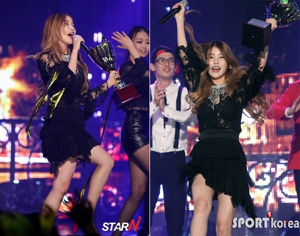 IU vốn điềm đạm dịu dàng nhưng cũng không tránh khỏi cảm giác sung sướng khi cầm chiếc cup trong tay. Cô vừa cầm mic vừa nhảy và hát.