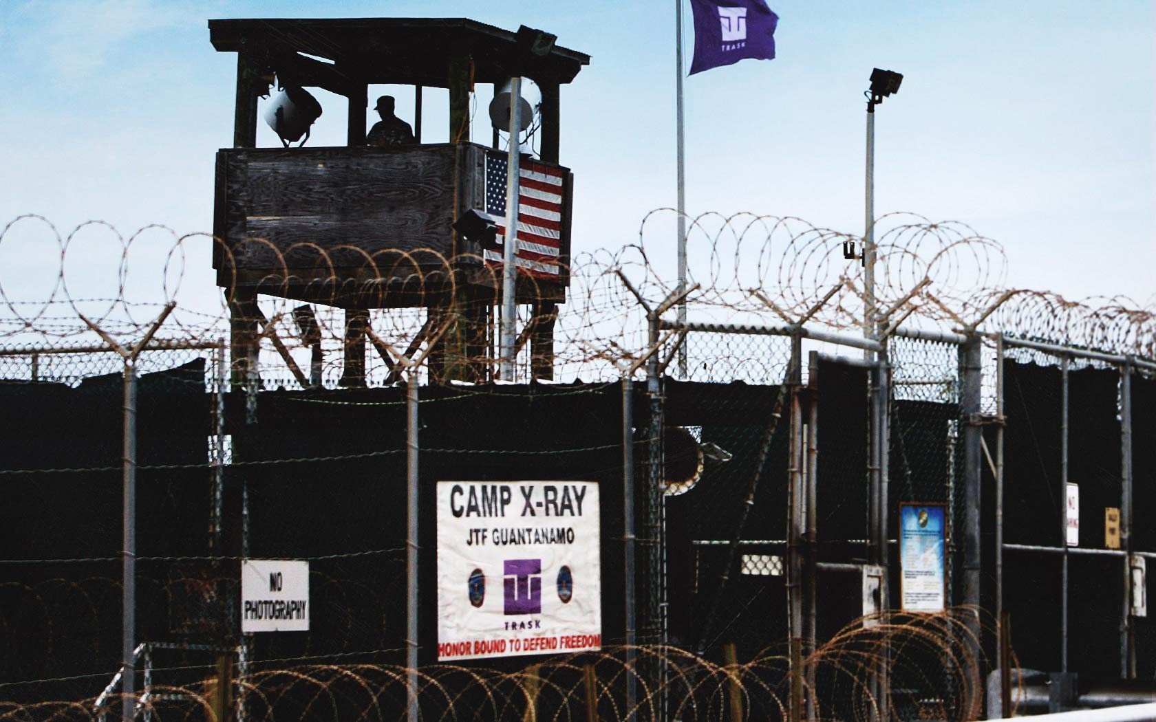 Chính phủ Mỹ đã kí hợp đồng với Trask Industries để xây dựng Trại X-Ray ở Vịnh Guantanamo, Cuba. Đây là trung tâm giam giữ những người đột biến nguy hiểm và bị coi là mối đe dọa tới an ninh quốc gia.