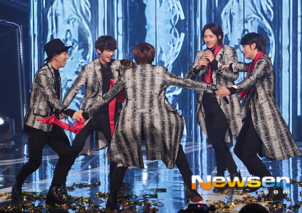 Chiến thắng liên tiếp 3 tuần trong show Show Champion, các chàng trai của B1A4 thể hiện niềm vui đoạt cup bằng cách nắm tay nhau quây thành hình tròn và nhảy múa.