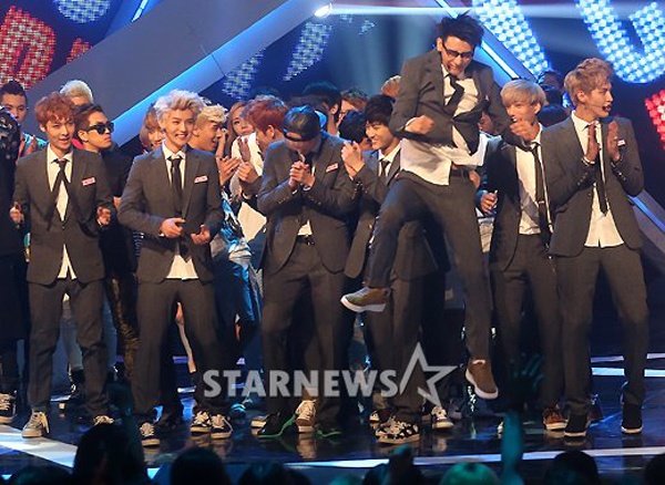 Nghe tin đứng đầu bảng M Countdown, nhóm EXO phấn khích tới mức một số thành viên nhảy cẫng lên.