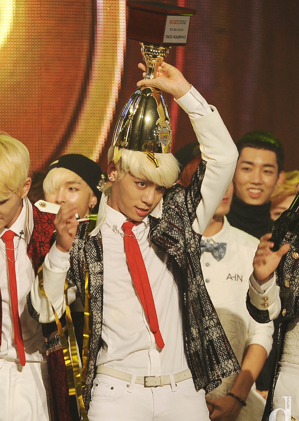 Kim Jonghyun của nhóm SHINee đội chiếc cúp lên đầu khi đoạt giải Champion Song.