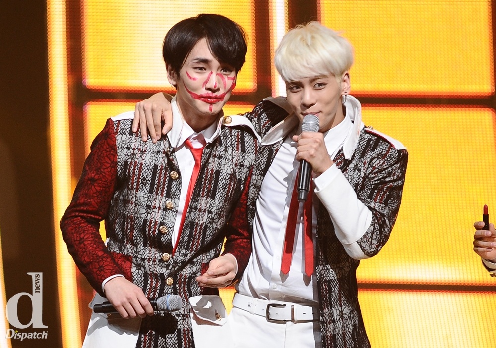 Thành viên khác của SHINee là Key thì vẽ son chi chít lên mặt. 