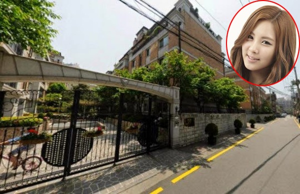 Cùng khu Cheongdam-dong với Jessica là em út Seohyun. Căn hộ của cô nằm trong tòa nhà 19 tầng Daewoo Members County có diện tích 238 mét vuông và có giá <abbr class=