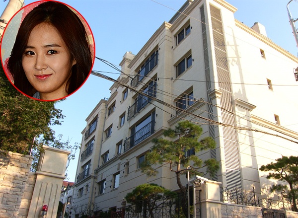 Một mẩu khác của SNSD là Yuri tậu căn hộ ở tòa nhà Sangji Ritzville 9 Cha cũng nằm tại địa điểm Cheongdam-dong và được trang bị hệ thống an ninh cao cấp. Căn hộ gồm 4 phòng với 3 phòng tắm, tổng diện tích 220 mét vuông và có giá <abbr class=