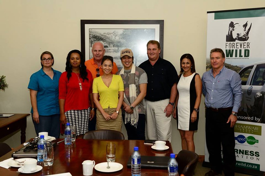 Ngoài việc tham quan thực tế, Thu Minh và Thanh Bùi cùng nhau tham gia chiến dịch tuyên truyền chống nạn săn trộm, giết hại và mua bán sừng tê giác trên toàn thế giới.