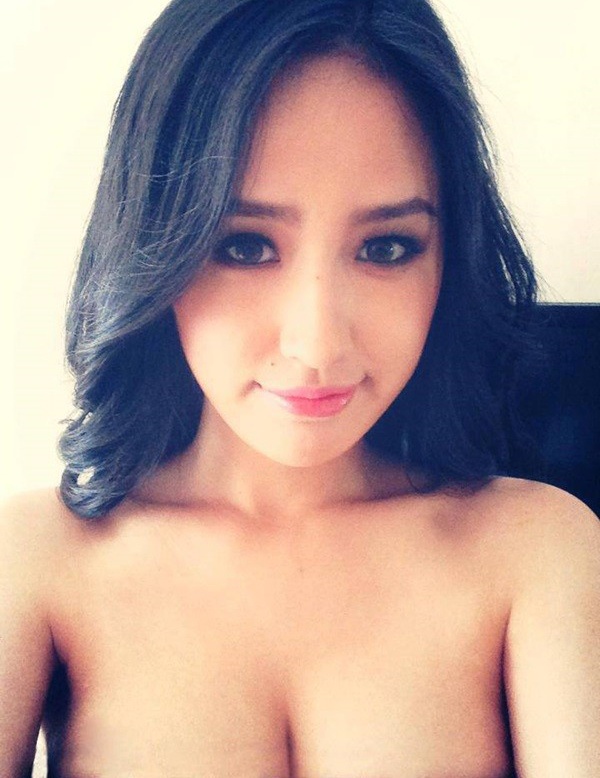 Cách đây không lâu, cựu Hoa hậu còn đăng bức ảnh để lộ một nửa bầu ngực trĩu nặng so với đôi vai gầy.