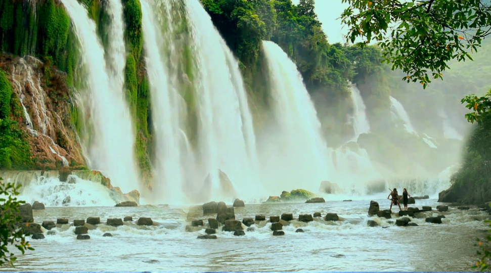 Cuộc chiến với chằng tinh là câu chuyện cổ tích Thạch Sanh được kể lại qua phiên bản điện ảnh. Dựa trên câu chuyện cổ tích nổi tiếng, bộ phim đã xây dựng cốt truyện với những tình tiết mang tính hư cấu, hấp dẫn hơn được chuyển tải qua lối diễn xuất sinh động của dàn diễn viên và hiệu ứng     ​kỹ xảo ​3D hiện đại.