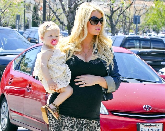 Nữ ca sĩ kiêm nhà thiết Jessica Simpson từng phàn nàn về đôi gò bồng đảo đầy đặn khiến cô khó di chuyển đặc biệt sau khi Jessica sinh con được 4 tháng. “Hiện giờ ngực tôi quá to để mà chạy nên tôi chỉ có thể đi bộ được” – Jess nói với tạp chí USA Today.