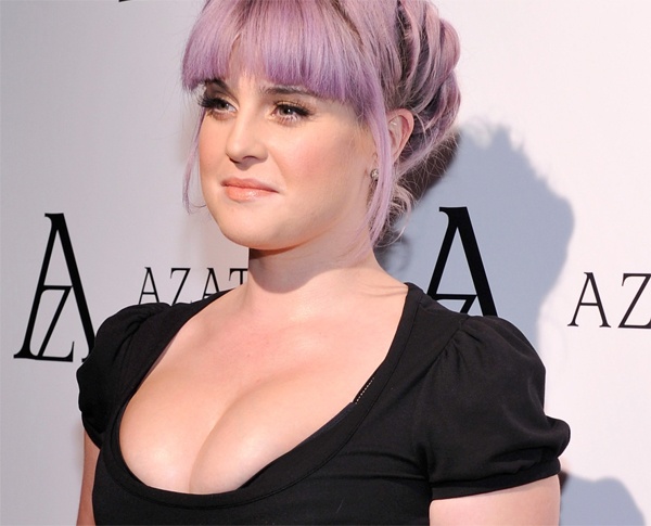 Ngôi sao truyền hình Kelly Osbourne cũng ước có ngực nhỏ để có thể thả rông vòng 1. Kích cỡ B hoặc C là điều Kelly muốn, ngôi sao trẻ đang có kế hoạch phẫu thuật giảm kích thước ngực để đạt được mục đích vòng 1 cỡ vừa.