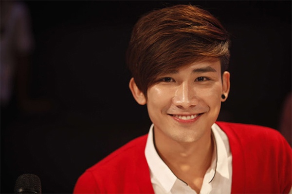 Chí Thiện – 3 triệu đồng: Năm 2009, khi đang là cái tên khá hot trong giới trẻ thì Chí Thiện vướng vào scandal quỵt tiền khá ầm ĩ ảnh hưởng khá lớn đến tên tuổi. Một phóng viên tự nhận là chỗ thân tình với nam ca sĩ tiết lộ, Chí Thiện đã hỏi vay anh 3 triệu đồng để đóng học phí cho 2 người em. Nhưng sau đó 1 năm, người phóng viên này không những không được Chí Thiện hoàn trả mà còn bị nam ca sĩ lật lọng chối bỏ số tiền đã vay. 