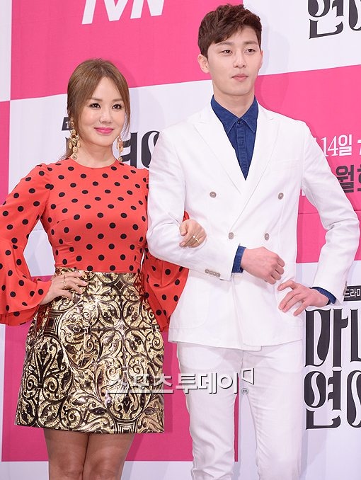 Người đẹp 45 tuổi sánh đôi bên bạn diễn 26 tuổi.