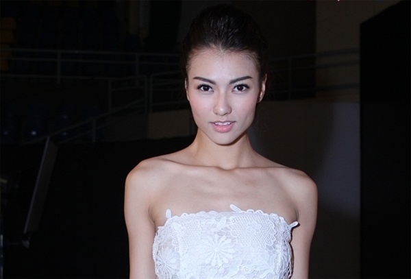 Hồng Quế - 4 triệu đồng: Không lâu sau khi vụ việc với Andrea, Hồng Quế cũng trở thành đối tượng bị tố mua hàng mà không thanh toán. Một thanh niên tên D.H đăng tải lên trang Facebook nội dung một khách hàng được cho là Hồng Quế đặt mua một chiếc đồng hồ có giá hơn 4 triệu đồng nhưng sau đó không được cô thanh toán. Ngay sau đó, một người bán hàng online khác cũng chia sẻ từng gặp hoàn cảnh tương tự với Hồng Quế. 