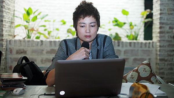 Theo người này, Thúy Vinh đã nhờ cô mua giày và đồng hồ tại Singapore với tổng số tiền tính ra tiền Việt là 5,6 triệu đồng, nhưng 6 tháng nay chưa được Thúy Vinh hoàn trả lại. Trước lời tố cao, Thúy Vinh chọn cách im lặng.