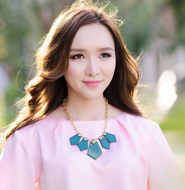 Người này đã ứng số tiền riêng là 14,5 triệu đồng làm chi phí cho dự án, khi công việc hoàn tất, H.T liên lạc với Thảo My để yêu cầu cô thanh toán nhưng không được đáp lại. Sau nhiều lần nhắn tin, gọi điện nhưng Top 5 Vietnam Idol 2013 liên tục trì hoãn bằng nhiều cách, H.T quyết định tiết lộ với báo chí.  Ngay sau lời tố cáo, Thảo My lên tiếng tố ngược lại cách làm việc thiếu chuyên nghiệp của H.T đồng thời xin lỗi người hâm mộ sự việc không đáng có.