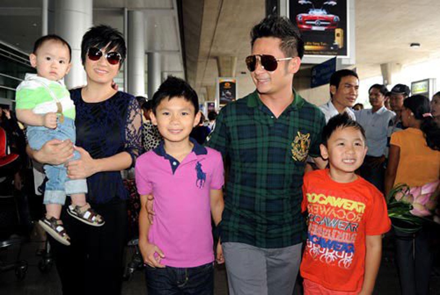 Sau 10 năm chung sống, Bằng Kiều và vợ có với nhau 3 cậu con trai. Anh và vợ trở thành mẫu hình lý tưởng cho các cặp vợ chồng khi thường xuyên trao nhau những cử chỉ tình cảm nơi công cộng.