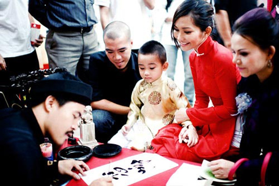 Tuy nhiên, hạnh phúc chưa kéo dài được bao lâu, Kim Hiền bất ngờ phát hiện chồng mình tay trong tay với một người phụ nữ khác. Chính vì lý do này đã khiến cuộc tình đẹp giữa Kim Hiền và DJ Hoàng Phong tan vỡ sau 3 tháng kể từ ngày đám cưới.