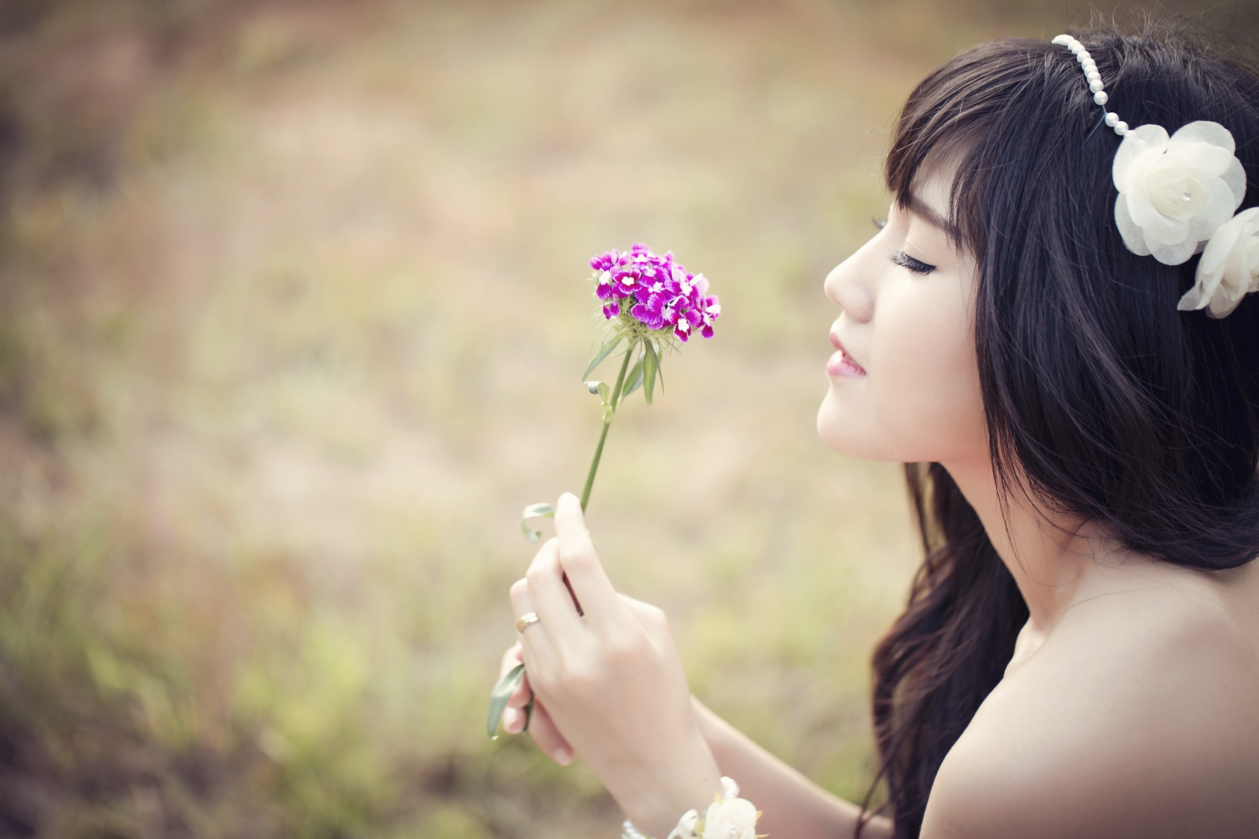 Trong bộ váy trắng, cùng với vẻ dịu dàng thước tha Kiều Trinh hòa vào thiên nhiên như một bức tranh.