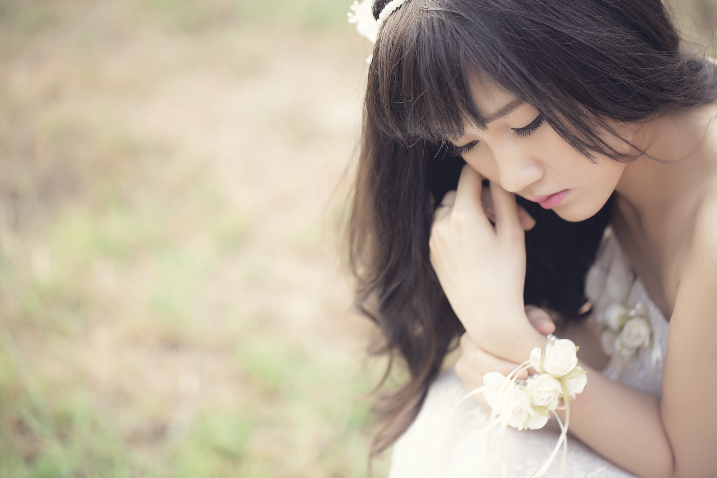 Chiếc váy ren trắng bồng bềnh càng tôn lên vẻ trẳng trẻo nõn nà của Kiều Trinh