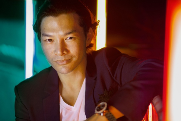 Về phía Trần Bảo Sơn, trước khi gây ấn tượng với phim ảnh, anh là một doanh nhân có tiếng và thành đạt. Gia đình lớn của Trần Bảo Sơn định cư ở New York, anh là  Tổng Giám đốc kiêm Chủ tịch HĐQT một tập đoàn lớn và kinh doanh siêu thị, dược phẩm.  