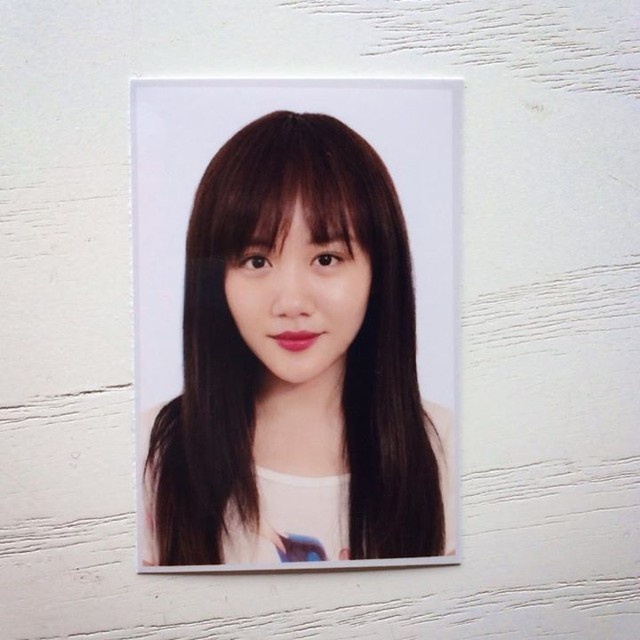 Văn Mai Hương chụp ảnh thẻ sau khi có sự thay đổi lớn về ngoại hình, nữ ca sĩ trẻ trang điểm tươi tắn, để tóc xõa và diện trang phục giản dị.