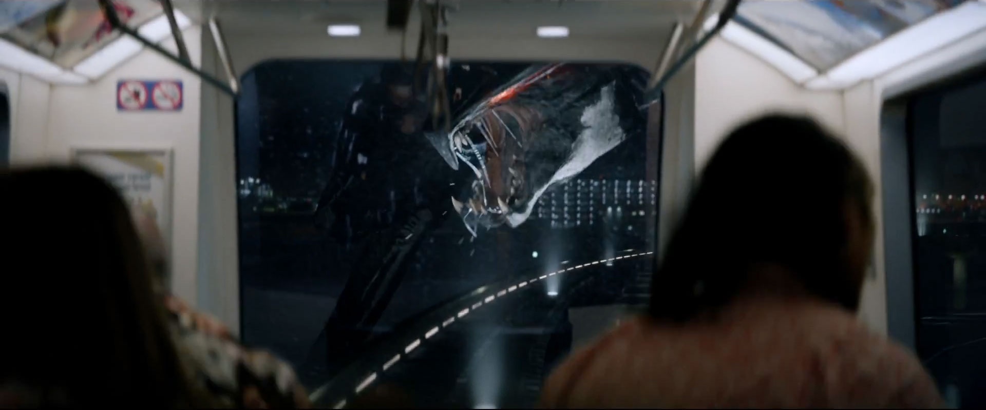 Hình ảnh được cho là của quái vật MUTO chứ không phải Godzilla trong trailer phim.