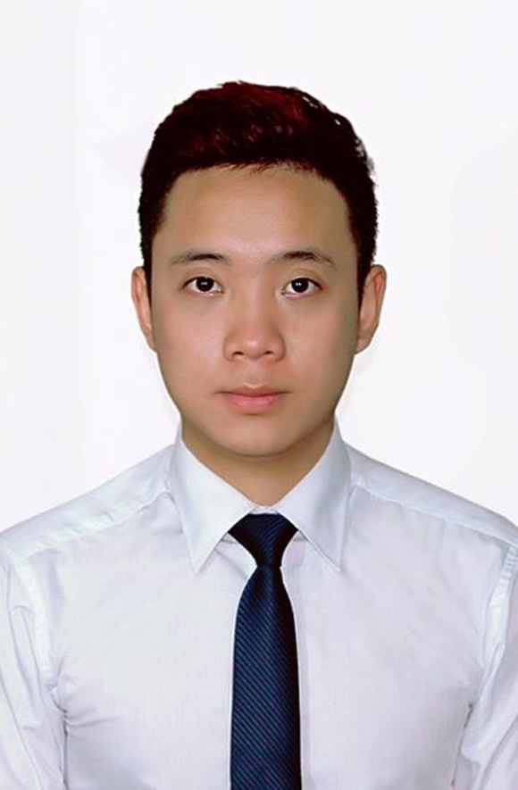 Nam ca sĩ R&B của dòng nhạc underground JustaTee tên thật là Nguyễn Thanh Tuấn thường được biết tới với phong cách cá tính, sành điệu, nhưng trong ảnh thẻ, anh diện sơ mi trắng thắt cà vạt nghiêm trang. 