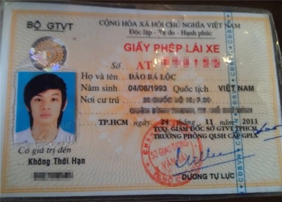 Sang tới ảnh thẻ dán trên giấy phép lái xe, Đào Bá Lộc thay đổi nhiều hơn, anh bắt đầu nuôi tóc khá dài.