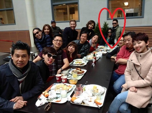  Trong những bức ảnh chụp cả nhóm, người đẹp và nam ca sĩ có những cử chỉ khá thân thiết dành cho nhau. Nhiều nguồn tin cho biết, Bằng Kiều và Dương Mỹ Linh muốn hẹn hò ở nước ngoài vì tránh dư luận soi mói.