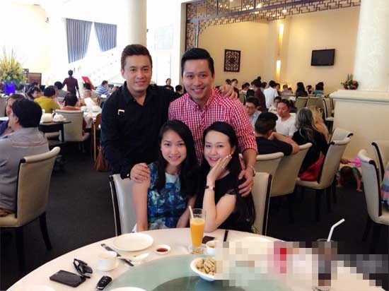 Giữa tháng 4, sau khi làm đám cưới với bạn gái Hương Baby, Tuấn Hưng không e ngại khoe vợ trẻ trung. Trong một buổi hẹn đôi, Tuấn Hưng và vợ có buổi ăn trưa với nam ca sĩ Lam Trường và vợ sắp cưới Yến Phương. 