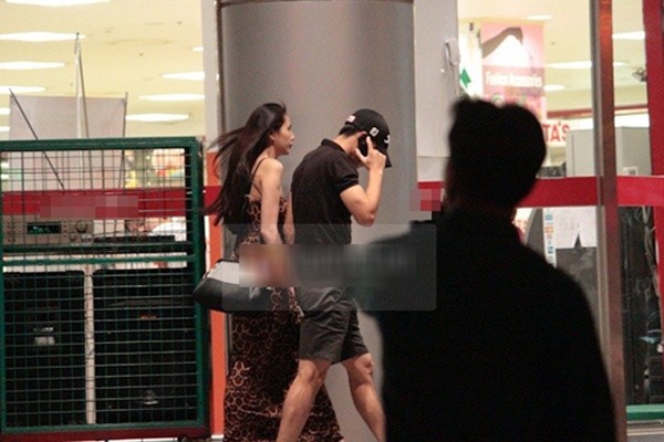 Vợ chồng ca sĩ Thủy Tiên – cầu thủ Công Vinh thường chọn thời điểm buổi tối để lặng lẽ đi hẹn hò, không như nhiều cặp đôi khác, họ tránh xuất hiện rình rang mà chỉ riêng tư bên nhau. 