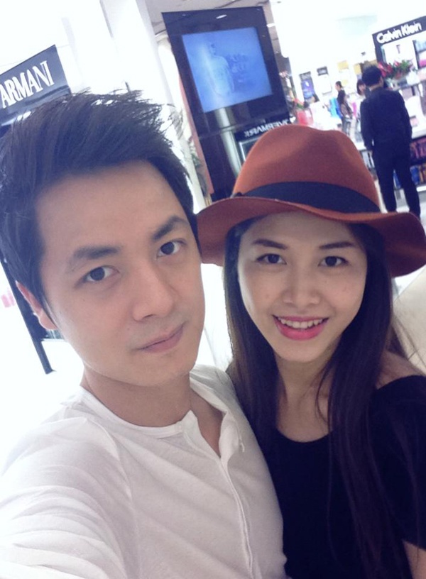 Nhân dịp đưa mẹ sang chữa bệnh ở Singapore, ca sĩ Đăng Khôi cũng đưa vợ đi theo. Theo nam ca sĩ, đã mấy năm nay anh mới có dịp đưa Thủy Anh đi chơi xa và chuyến đi này cũng không hẳn là du lịch của cặp đôi nên anh mong cô thông cảm. 