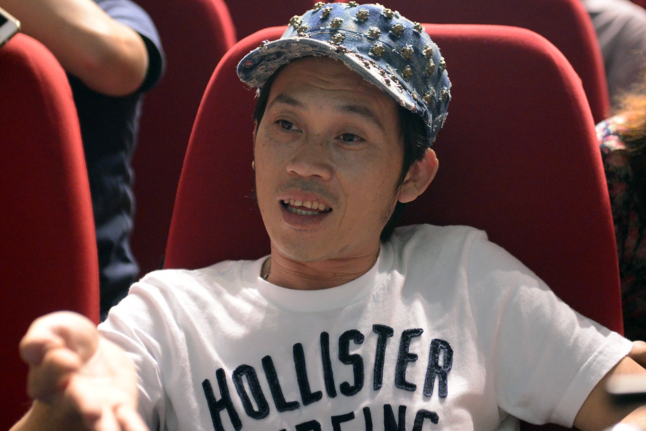 Hoai Linh an mac binh dan tap kich o Ha Noi hinh anh