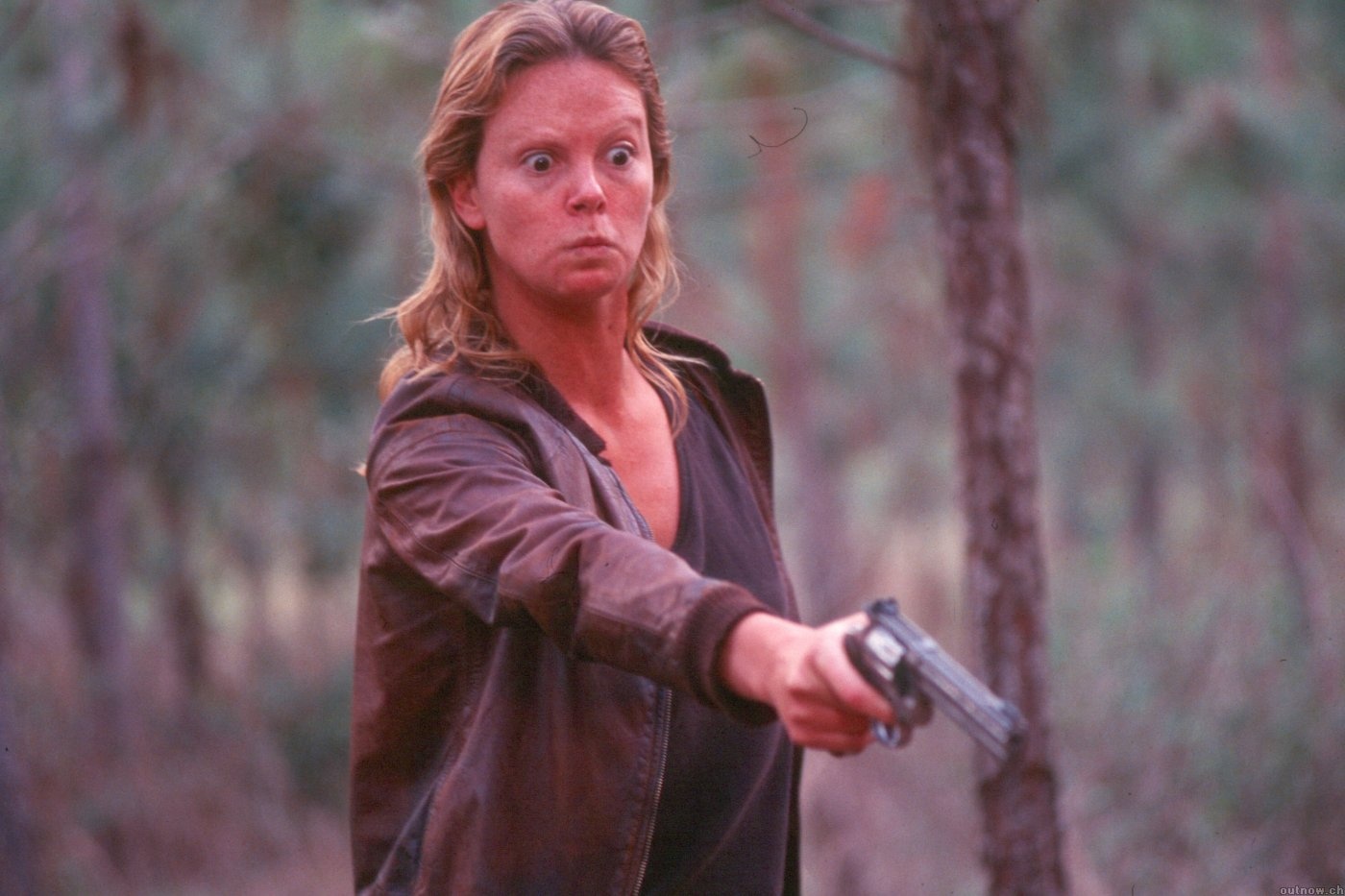 Tuy không phải trải qua quá trình hành xác để tăng hoặc giảm cân như các diễn viên khác, Charlize Theron đã được các chuyên viên hóa trang đắp lên người gần 14 kg “phụ kiện” để có thể hóa trang thành ả gái điếm sát nhân. Hậu quả là tóc của cô bị hư tổn, lông mày phải cạo đi rồi nhuộm lại, phải đeo răng giả và ngồi yên hàng tiếng đồng hồ mỗi ngày cho việc trang điểm.