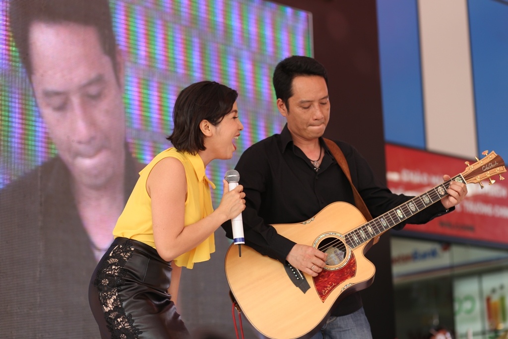 Vo chong My Linh - Anh Quan tinh tu tren san khau Sai Gon hinh anh