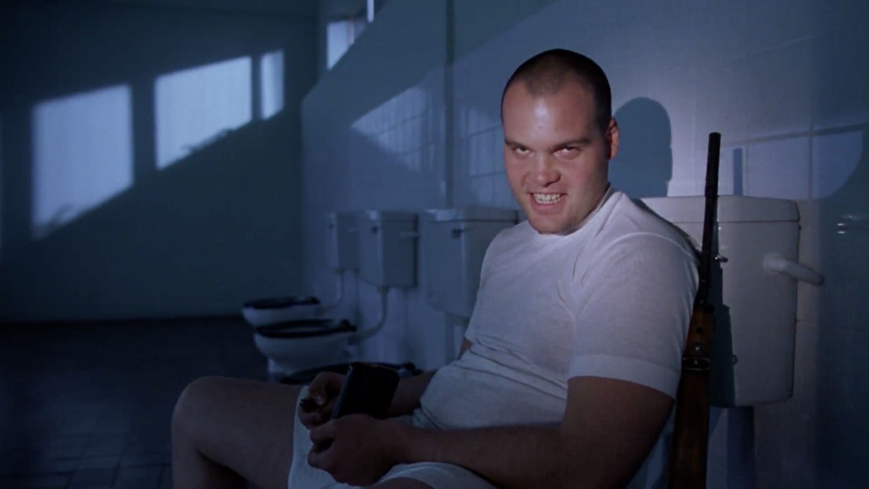 Ban đầu Vincent D’Onofrio nặng 95 kg và sau đó đã tăng thêm 32 kg để tham gia vào Full Metal Jacket, một kỷ lục trong việc tăng cân tại Hollywood. Việc này cũng đã dẫn đến hậu quả về sức khỏe dành cho nam diễn viên sau khi quá trình quay phim kết thúc. Anh đã mất 9 tháng để trở về với cân nặng ban đầu.
