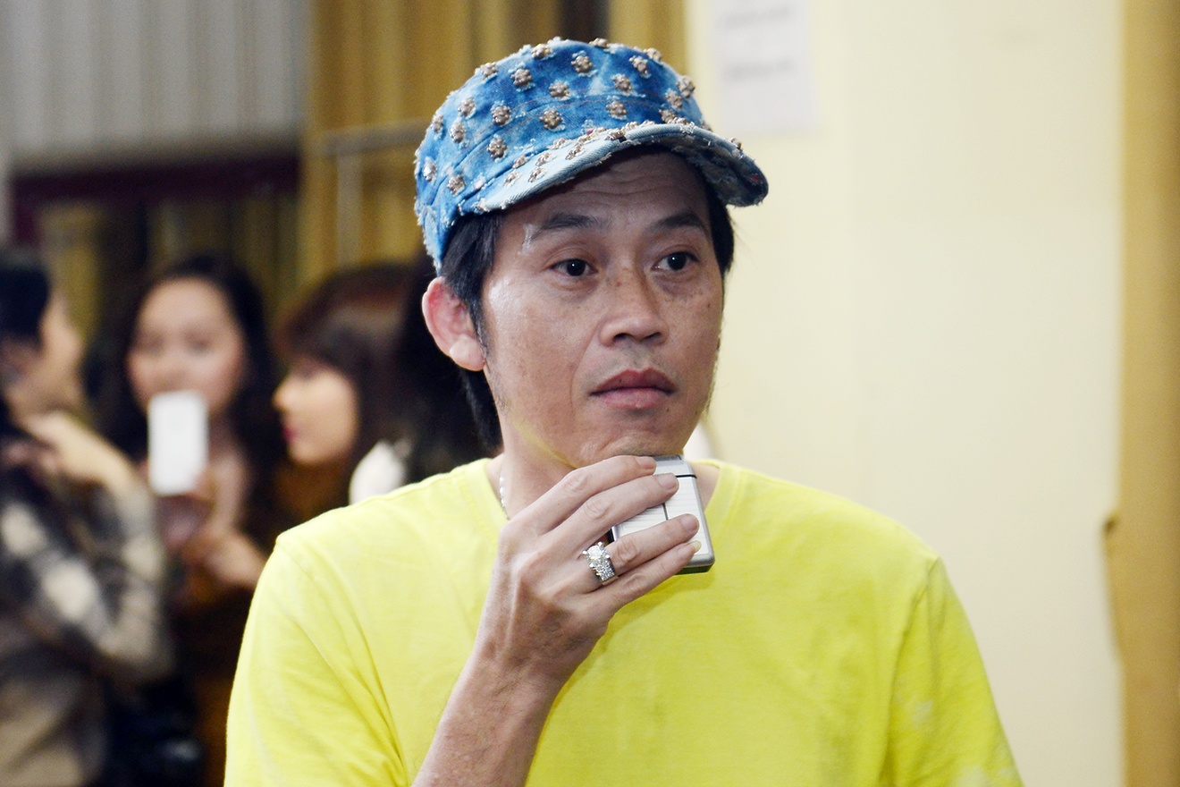 Hoai Linh de lo guong mat pho phac vi chay show hinh anh