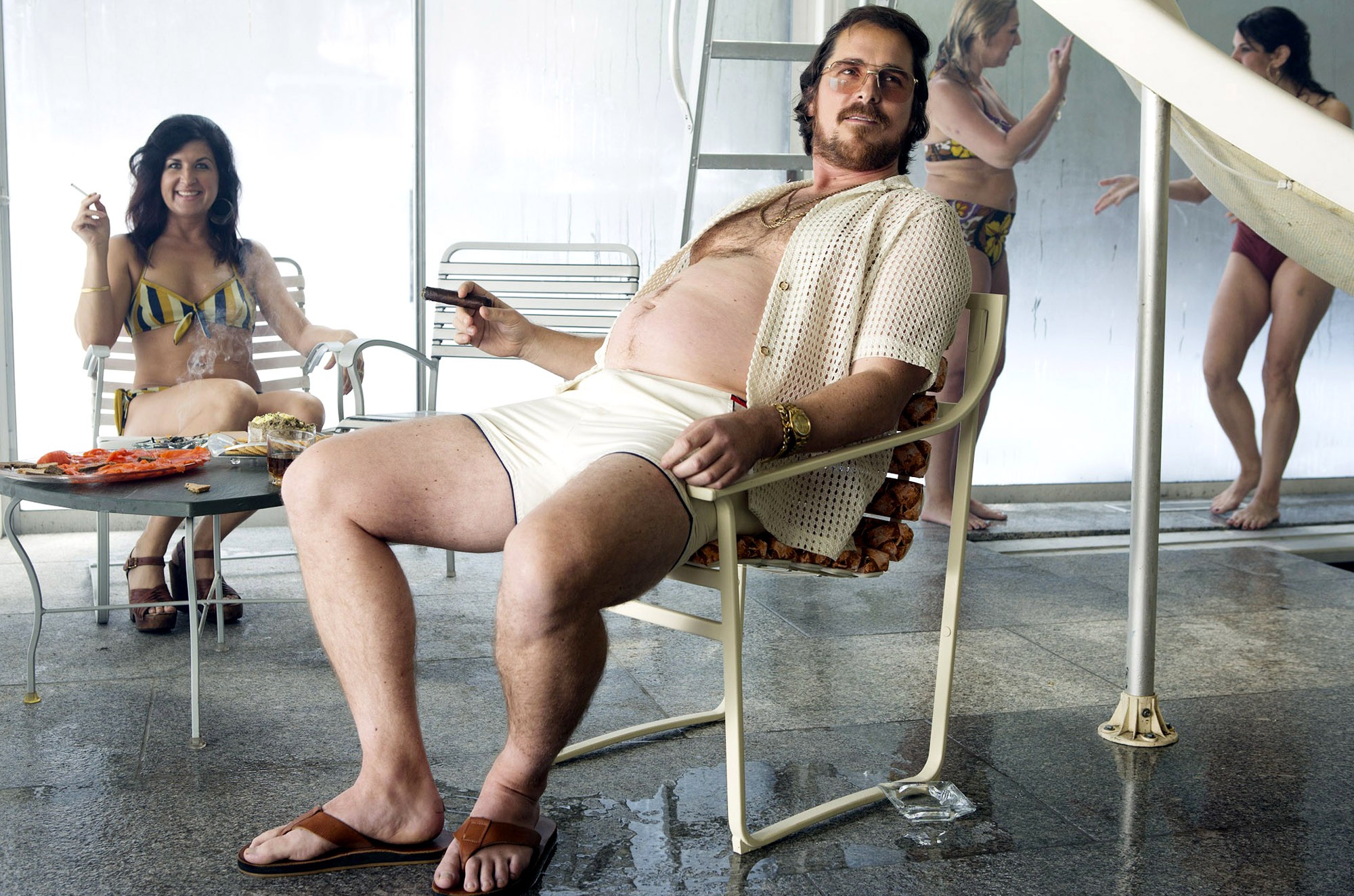 Nhắc đến American Hustle, người ta nghĩ ngay tới nam diễn viên Christian Bale, bởi một lần nữa, anh lại thay đổi cân nặng triệt để khi xuất hiện trong phim. Để thủ vai tay lừa đảo Irving Rosenfeld, Bale đã tăng gần 19 kg, cạo một nửa đầu để trông như bị hói, đồng thời tập cách đi đứng lề mề của một tay kinh doanh cáo già.