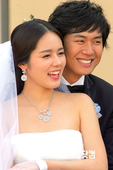 Vợ chồng Han Ga In - Yun Jung Hoon hạnh phúc trong ngày cưới cách đây 9 năm.