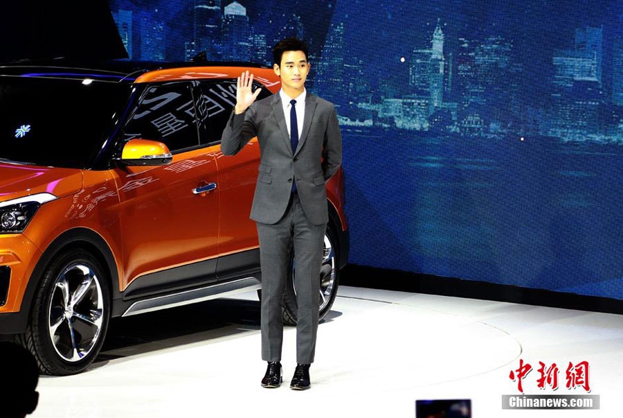 Kim Soo Hyun trong buổi triển lãm motor hôm 20/4.