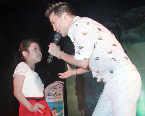 Dam Vinh Hung vui ve nhay hat cung fan nhi hinh anh