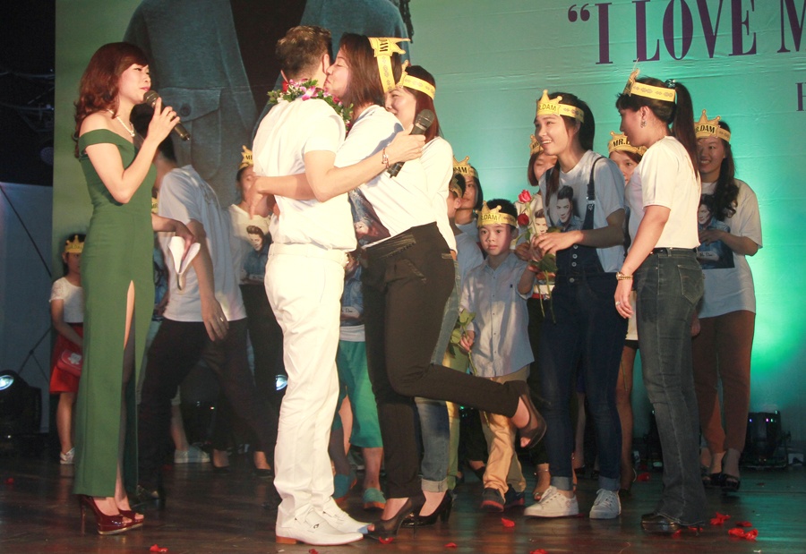 Dam Vinh Hung duoc fan cau hon tren san khau Ha Noi hinh anh