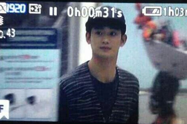 Kim Soo Hyun ra san bay de den Viet Nam hinh anh