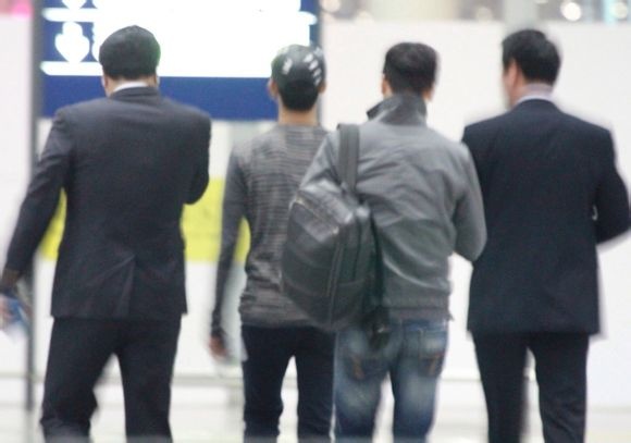 Các trợ lý và vệ sĩ cũng đi theo Kim Soo Hyun.