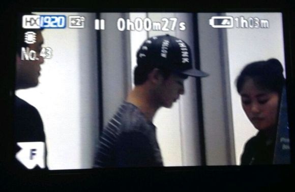 Hình ảnh Kim Soo Hyun tại sân bay Bắc Kinh - Trung Quốc chuẩn bị lên đường tới Việt Nam