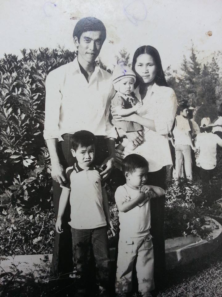 Mới đây, Lê Hoàng, thành viên nhóm The Men đã chia sẻ với khán giả những hình ảnh lúc nhỏ của mình. Đây là lần đầu tiên nam ca sĩ chịu tiết lộ ảnh thời quá khứ với các fan. 