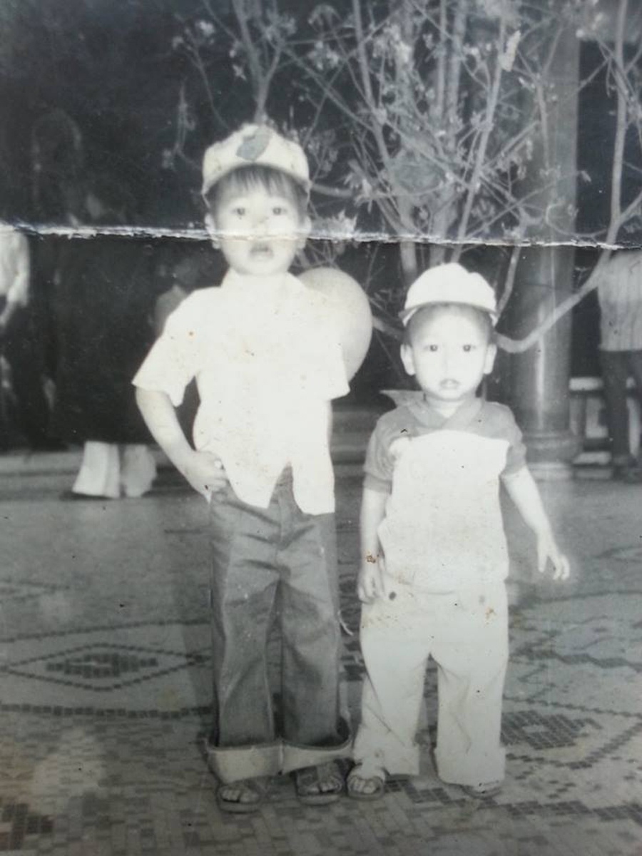 So với thời điểm hiện tại, những nét trên gương mặt của Lê Hoàng hầu như đã thay đổi hoàn toàn. Nếu như lúc bé, Lê Hoàng sở hữu gương mặt bầu bĩnh và có phần hơi ngố thì khi trưởng thành, Lê Hoàng lại sỡ hữu vóc dáng nam tính, body chuẩn cùng gương mặt góc cạnh, thu hút được nhiều fan nữ.