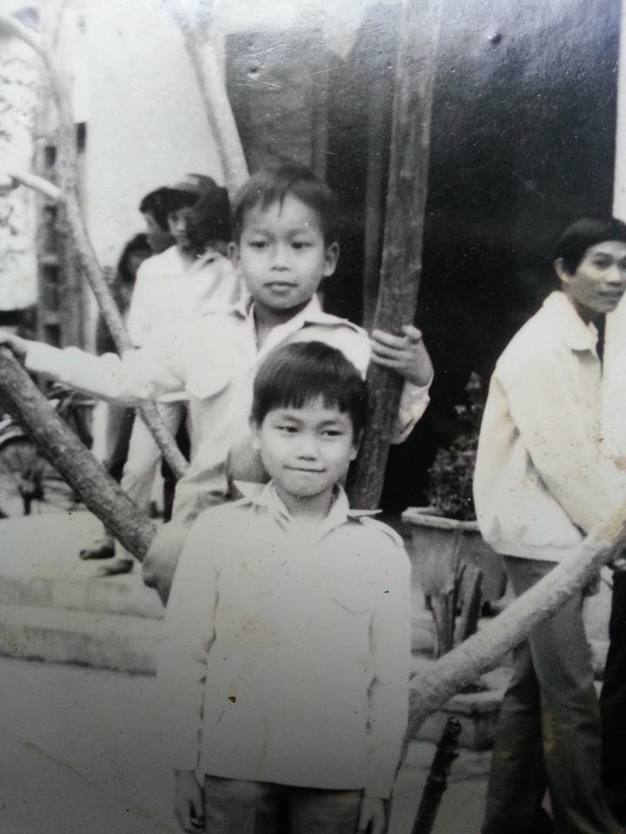 Có thể dễ dàng nhận thấy, lúc nhỏ, Lê Hoàng khá rụt rè khi được bố mẹ tạo dáng trước ống kính.