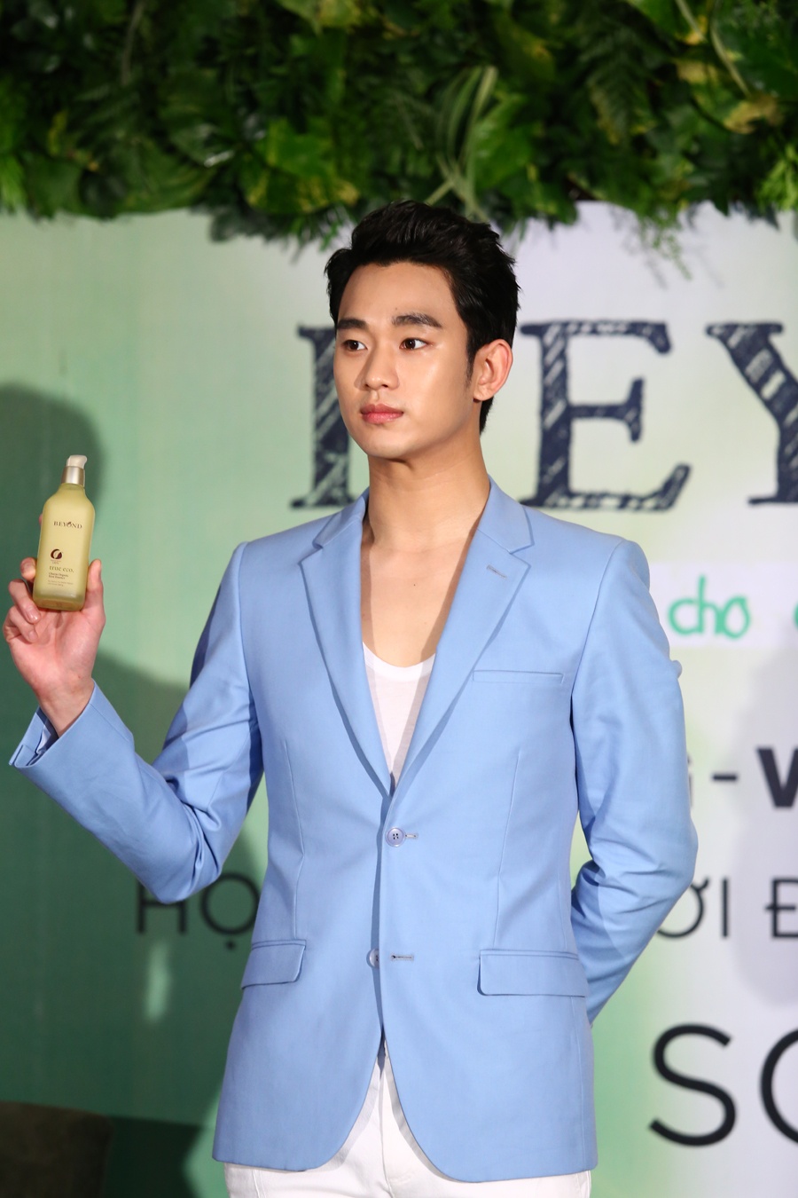 Sáng 22/4, Kim Soo Hyun đã có mặt trong buổi họp báo, gặp gỡ giới truyền thông tại khách sạn InterContinental TP. HCM.